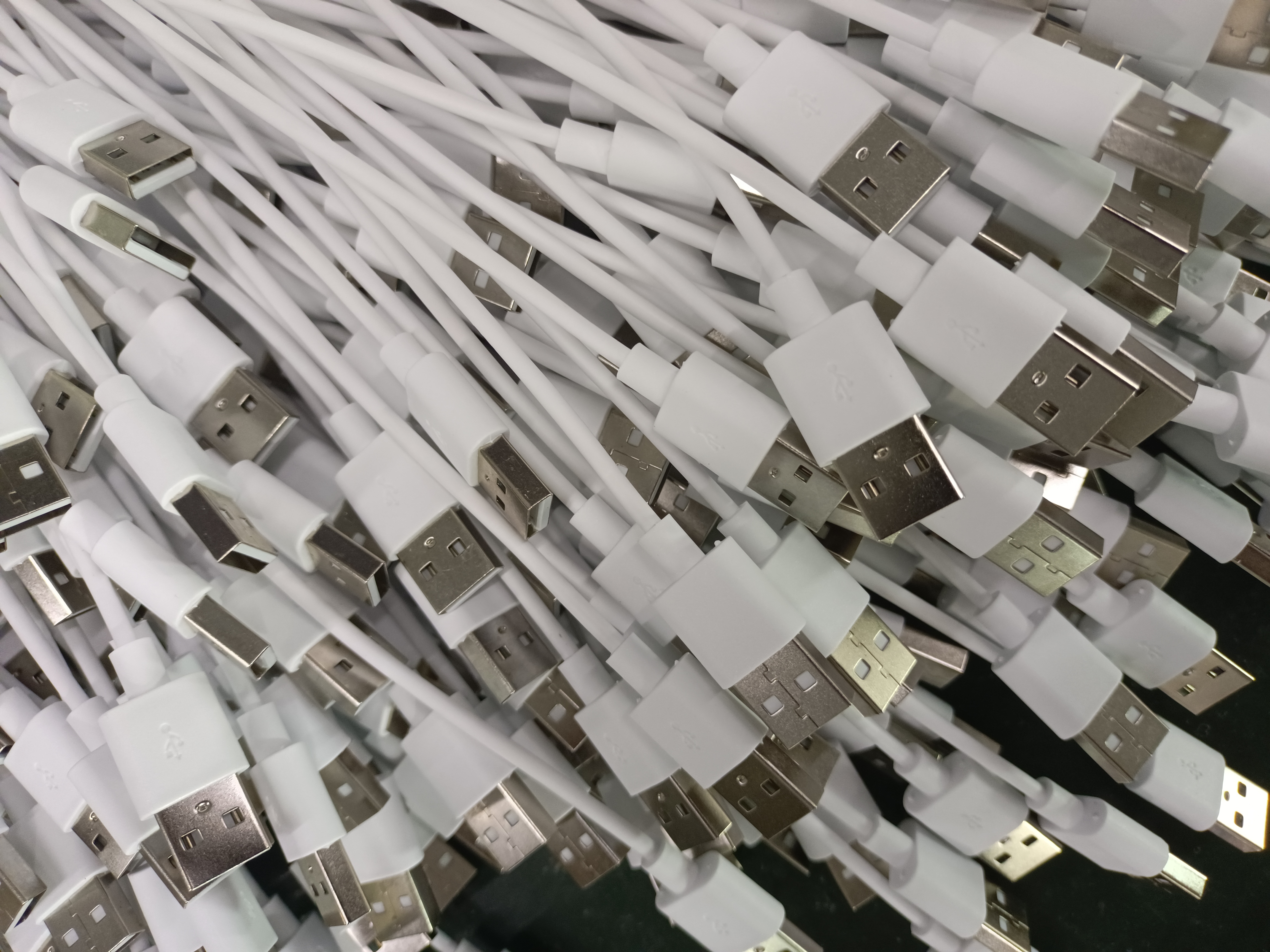 對于USB數據線應該如何選擇？聯鑫德誠定制生產USB數據線